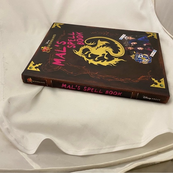 Disney Descendants  Mal's Spell Book Hardcover 2015 Disney Channel - Picture 10 of 14